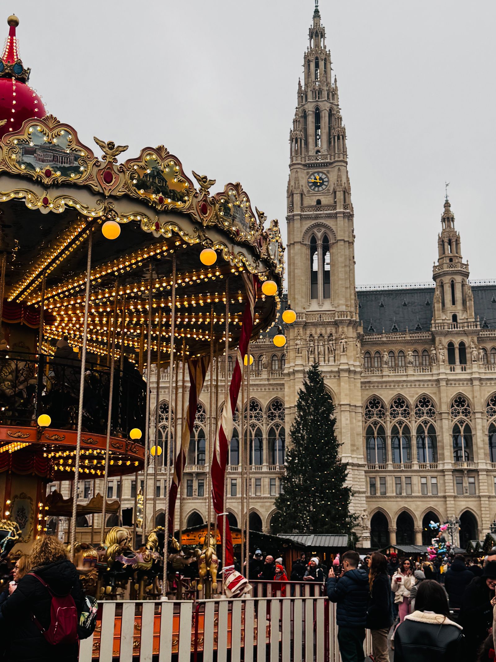 Adventmarkt vor dem Wiener Rathaus mit Lichtern und Karussell