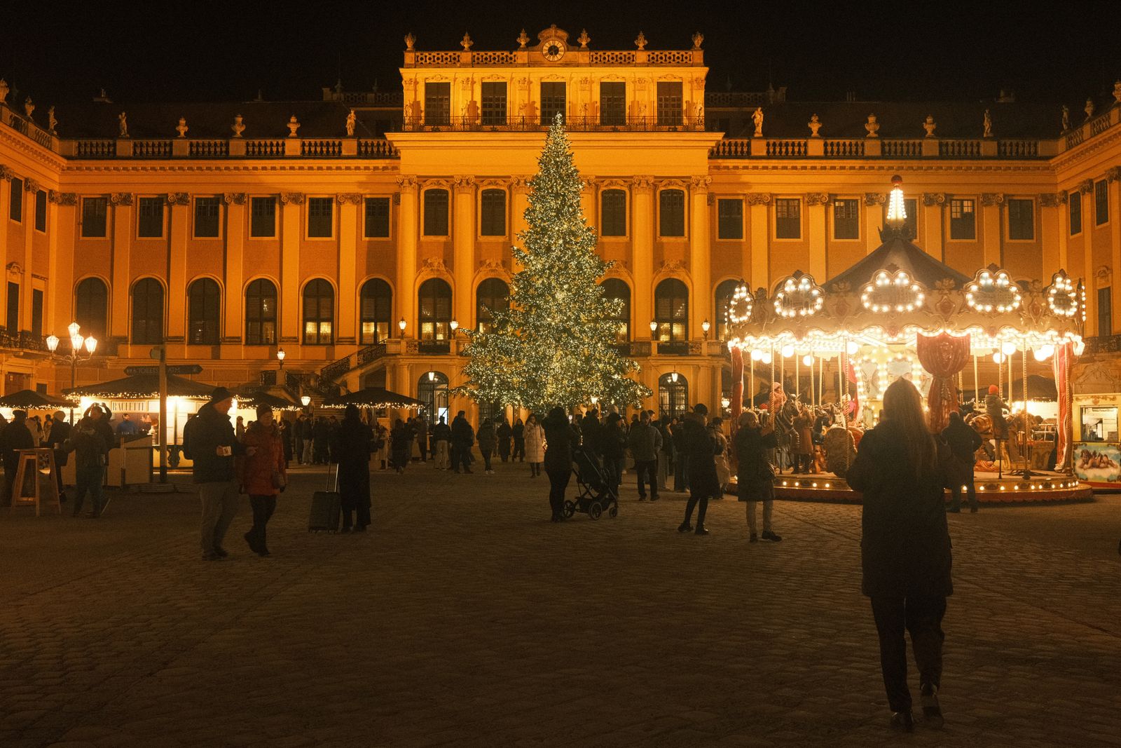 Beleuchteter Adventmarkt vor Schloss Schönbrunn in Wien