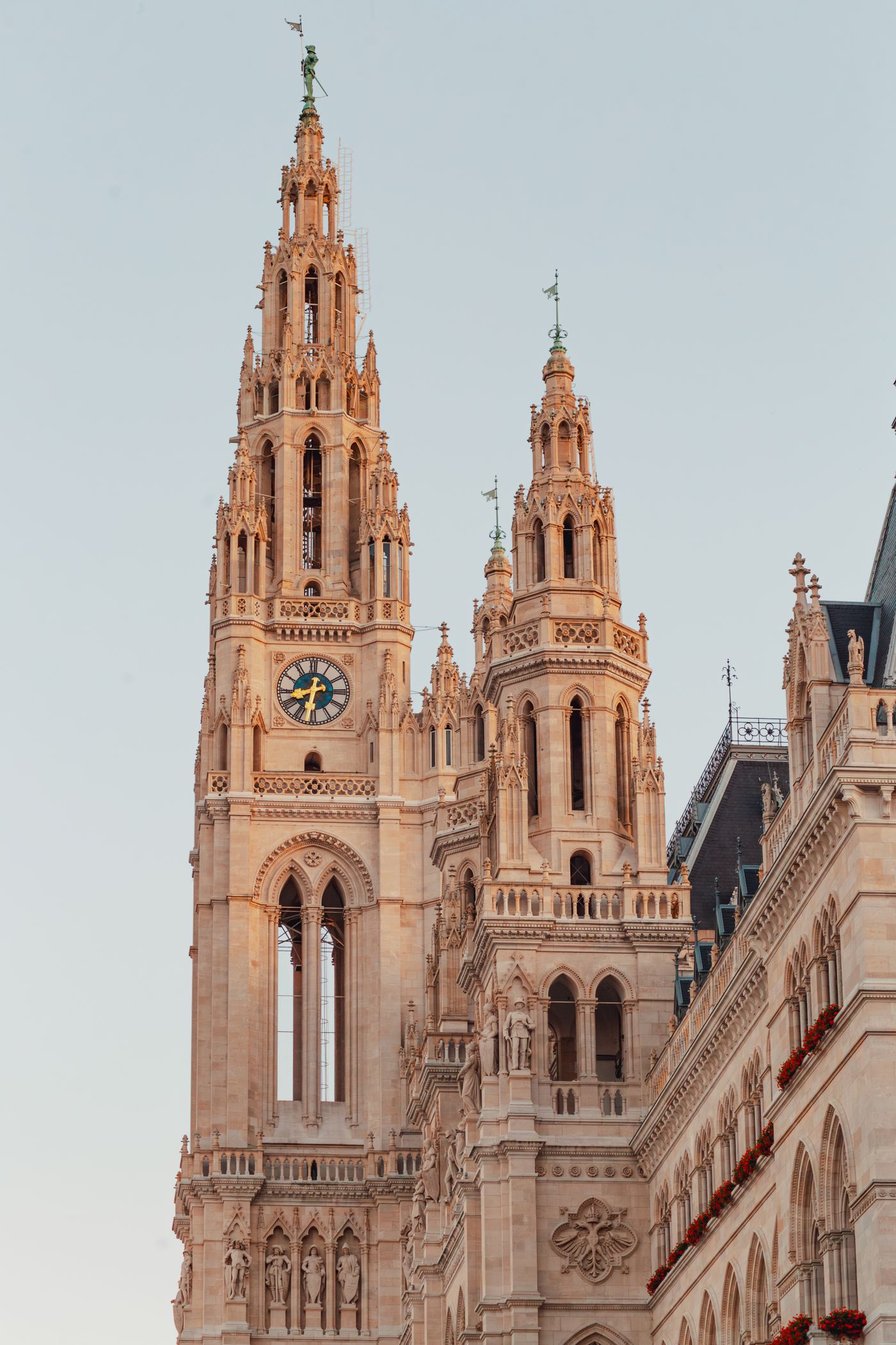 Historisches Gebäude in Österreich vor klarem Himmel