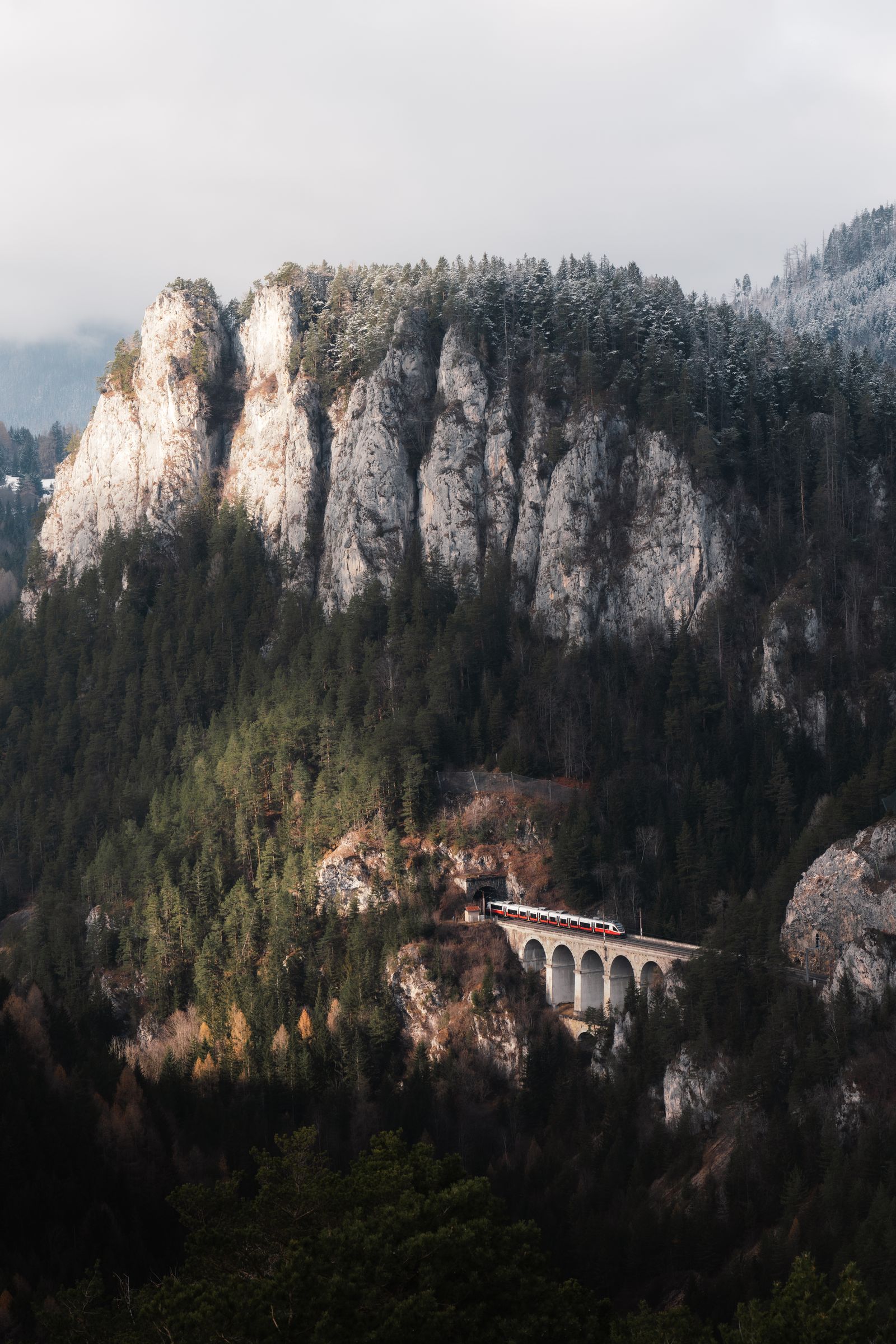 Viadukt der Semmeringbahn in nebliger Berglandschaft