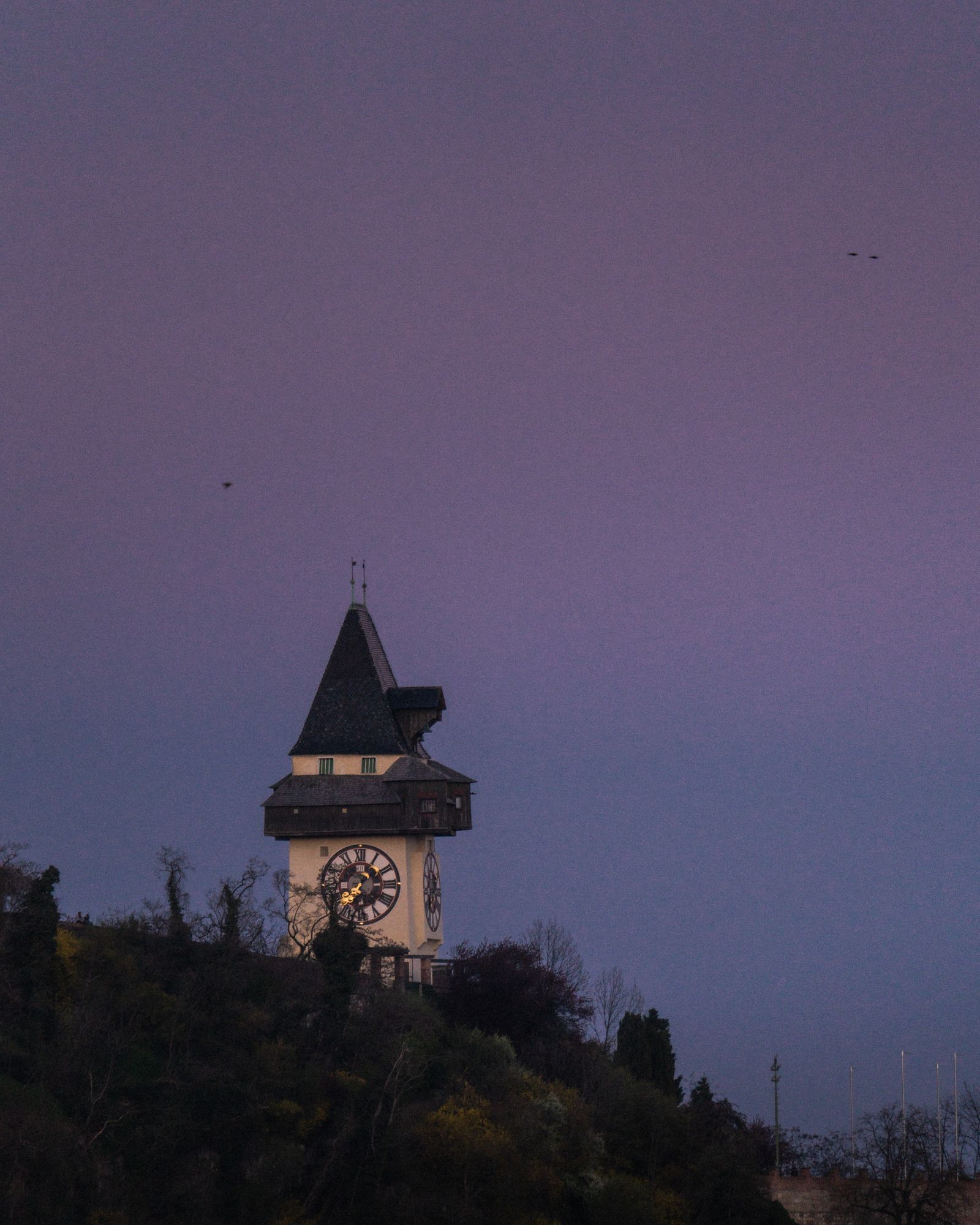 Der Uhrturm auf dem Grazer Schlossberg in der Dämmerung