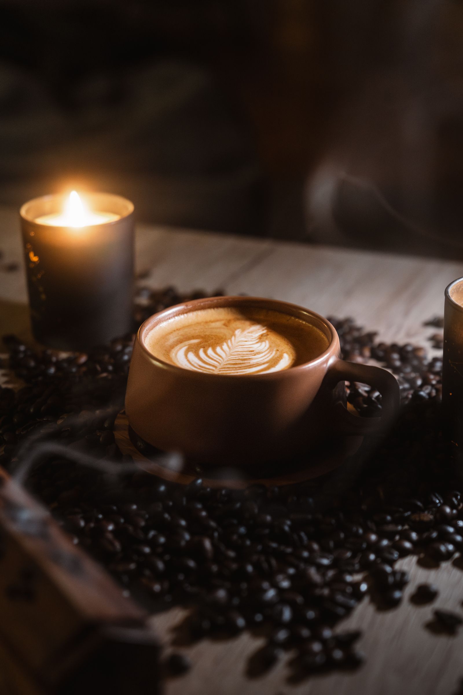Kaffee mit Latte Art auf einem Holztisch