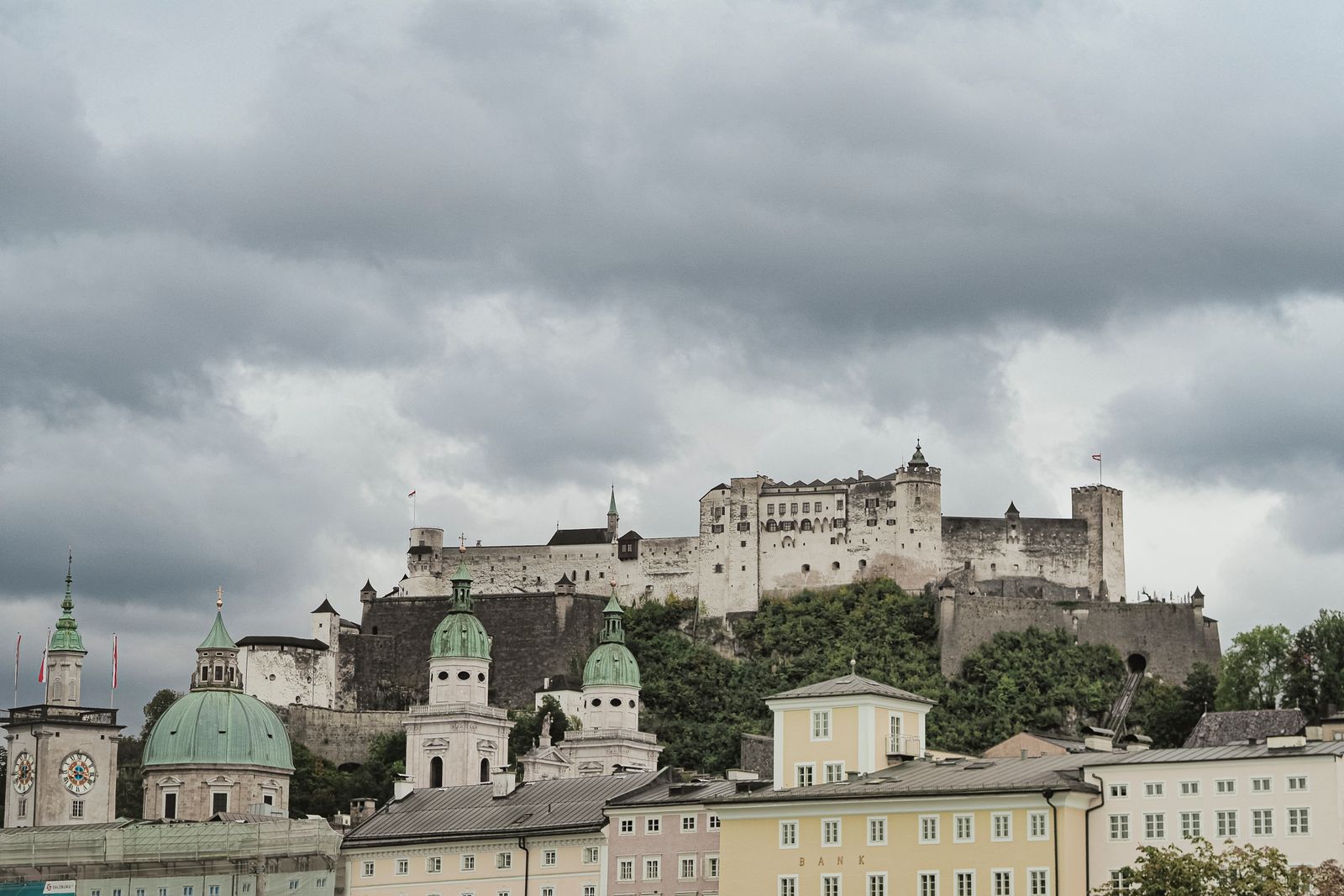 Festung Hohensalzburg über den Dächern der Altstadt
