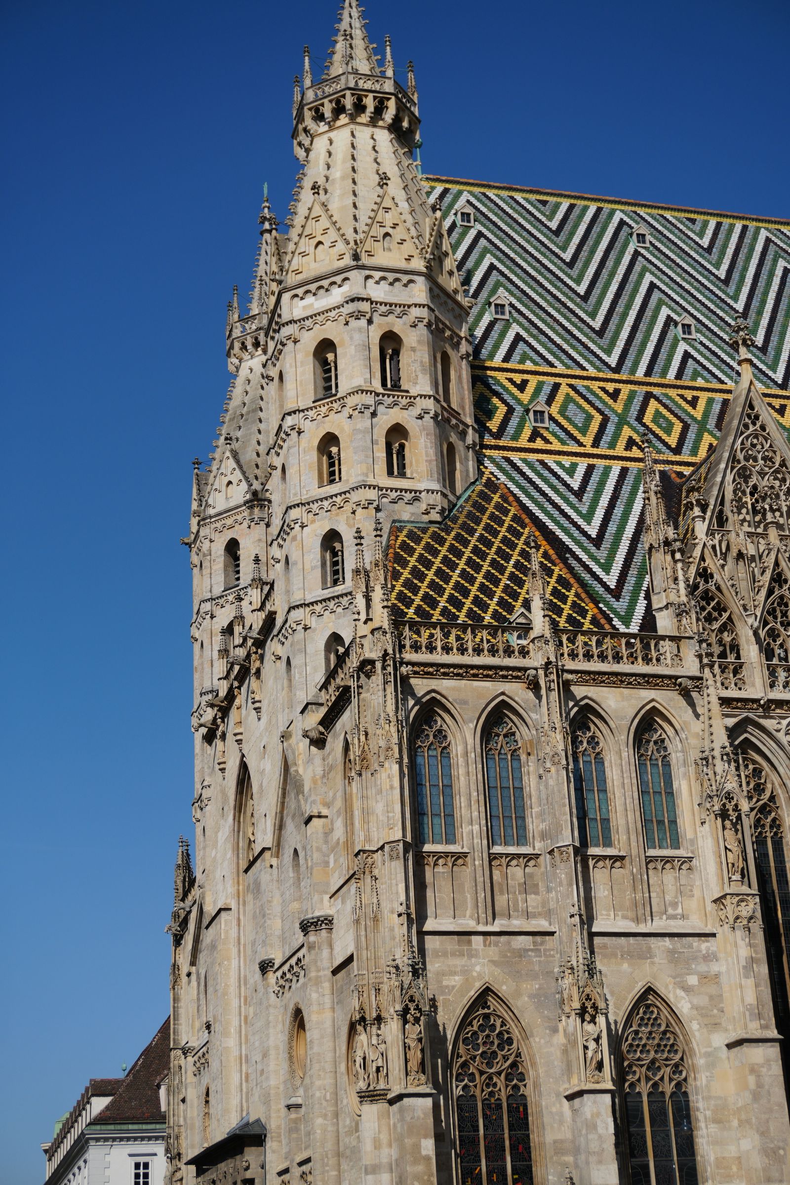 Stephansdom in Wien vor blauem Himmel