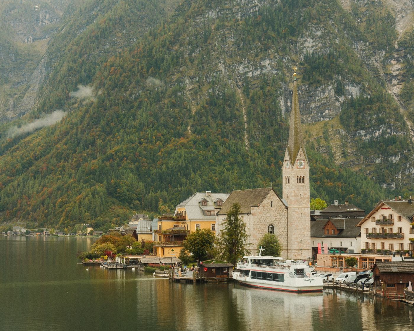 Berglandschaft mit See und Ort in Österreich