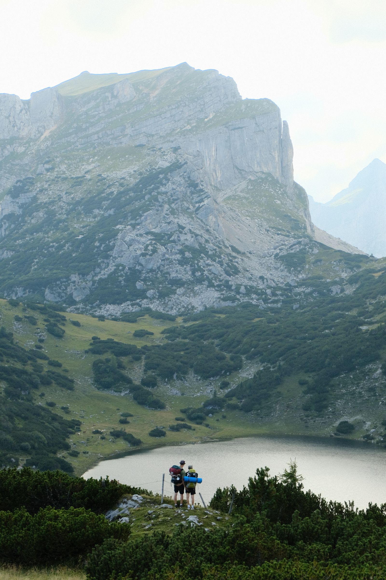 Wanderausrüstung und Bergpfad in Tirol